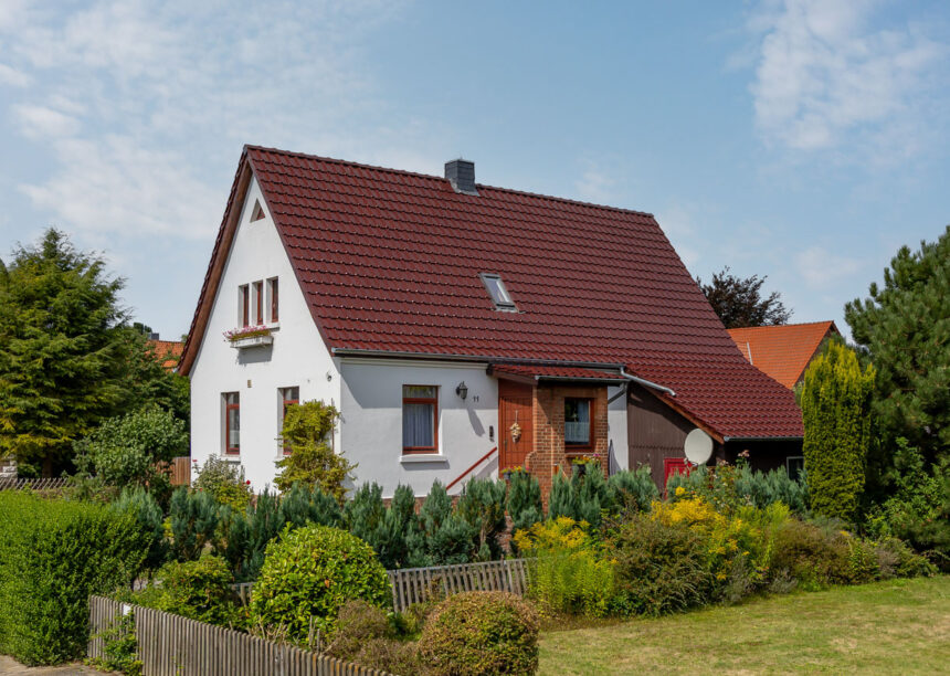 Satteldach von saniertem Einfamilienhaus mit Dachziegel J11v in edelweinrot in der Gesamtansicht