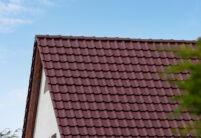 Satteldach von saniertem Einfamilienhaus mit Dachziegel J11v in edelweinrot hier mit Blick auf den Giebel