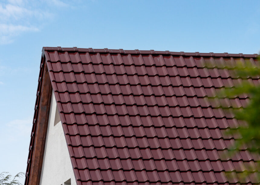 Satteldach von saniertem Einfamilienhaus mit Dachziegel J11v in edelweinrot hier mit Blick auf den Giebel