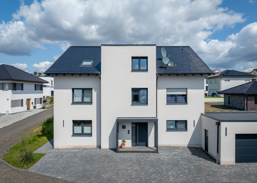 Modernes, inspirierendes Wohnhaus mit geradlinigem Dachziegel von Jacobi Stylist mit Garage