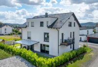 Modernes, inspirierendes Wohnhaus mit geradlinigem Dachziegel von Jacobi und geradliniger Gaube
