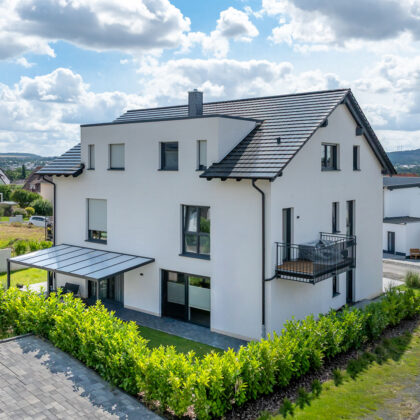 Modernes, inspirierendes Wohnhaus mit geradlinigem Dachziegel von Jacobi und geradliniger Gaube