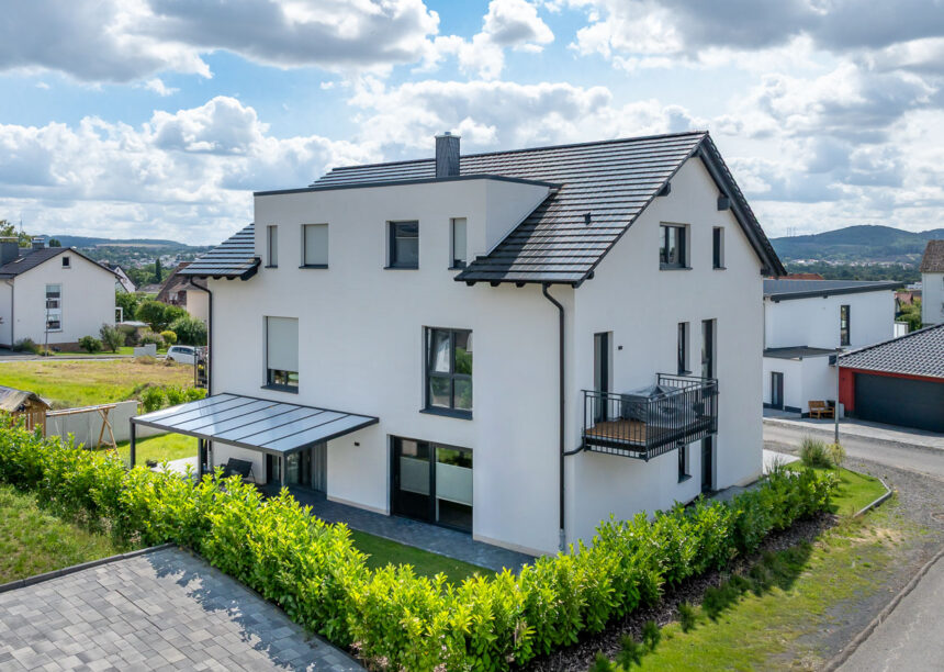 Modernes, inspirierendes Wohnhaus mit geradlinigem Dachziegel von Jacobi und geradliniger Gaube