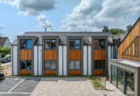 Tolles Spiel an der Fassade: Dachziegel Z10 in altschwarz auf Hospitz in Göttingen