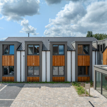 Tolles Spiel an der Fassade: Dachziegel Z10 in altschwarz auf Hospitz in Göttingen