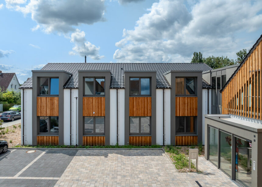Tolles Spiel an der Fassade: Dachziegel Z10 in altschwarz auf Hospitz in Göttingen