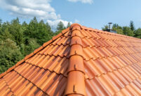 Z5 Dachziegel von Jacobi in Sonderserie friesisch-bunt Salzbrand auf einer Referenz mit Fachwerk in mit Details von der 3achisgen Walmkappe universal