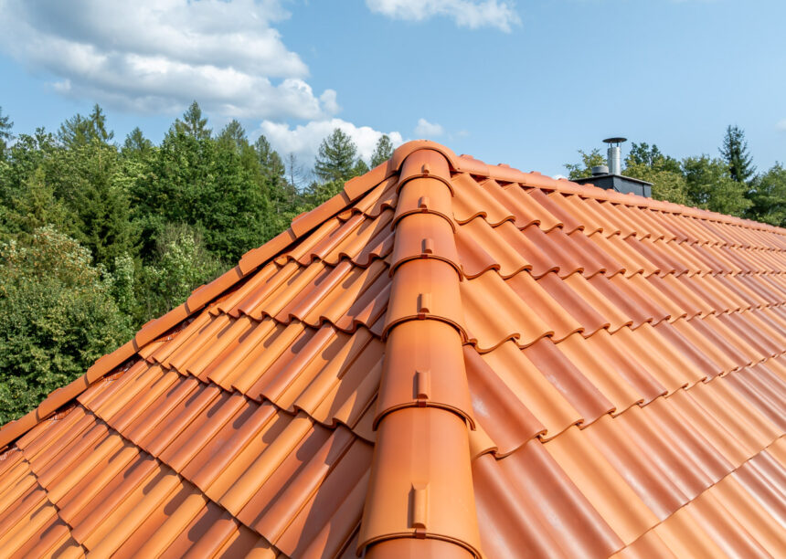 Z5 Dachziegel von Jacobi in Sonderserie friesisch-bunt Salzbrand auf einer Referenz mit Fachwerk in mit Details von der 3achisgen Walmkappe universal