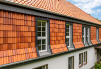 Z5 Dachziegel von Jacobi in Sonderserie friesisch-bunt Salzbrand auf einer Referenz mit Fachwerk in mit Details von den Dachfenstern