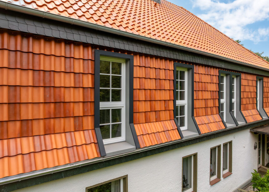 Z5 Dachziegel von Jacobi in Sonderserie friesisch-bunt Salzbrand auf einer Referenz mit Fachwerk in mit Details von den Dachfenstern