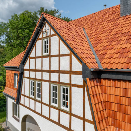 Z5 Dachziegel von Jacobi in Sonderserie friesisch-bunt Salzbrand auf einer Referenz mit Fachwerk in mit Details von der Satteldachgaube