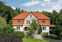 Z5 Dachziegel von Jacobi in Sonderserie friesisch-bunt Salzbrand auf einer Referenz mit Fachwerk in der gesamten Ansicht