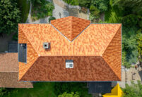 Z5 Dachziegel von Jacobi in Sonderserie friesisch-bunt Salzbrand hier in der Vogelperspektive fotografiert