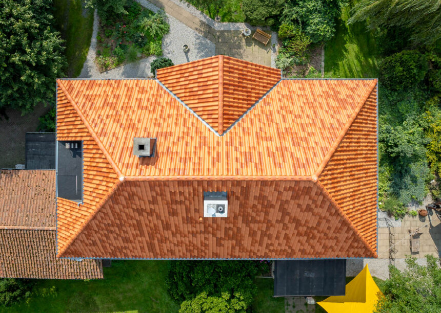 Z5 Dachziegel von Jacobi in Sonderserie friesisch-bunt Salzbrand hier in der Vogelperspektive fotografiert