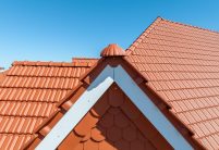 Mehrfamilienhaus mit Tondacchziegel Tradition von Jacobi in rotbraun mit Fokus auf den imposantem Gratanfänger in Muschelform