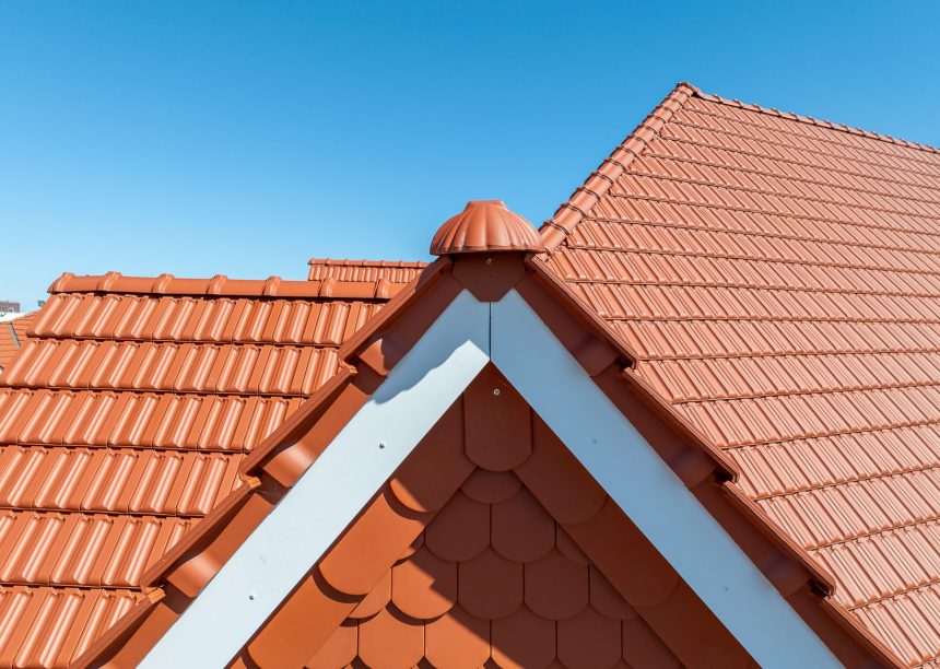 Mehrfamilienhaus mit Tondacchziegel Tradition von Jacobi in rotbraun mit Fokus auf den imposantem Gratanfänger in Muschelform