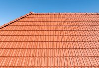 Mehrfamilienhaus mit Tondacchziegel Tradition von Jacobi in rotbraun mit wunderschönem Deckbild in Reihe verlegt