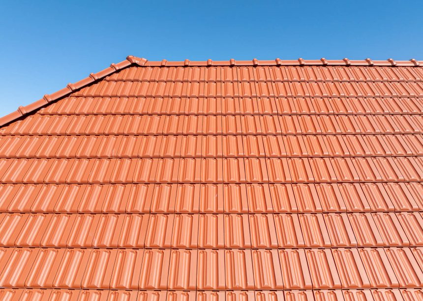 Mehrfamilienhaus mit Tondacchziegel Tradition von Jacobi in rotbraun mit wunderschönem Deckbild in Reihe verlegt