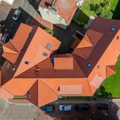 Mehrfamilienhaus mit Tondacchziegel Tradition von Jacobi in rotbraun aus der Vogelperspektive fotografiert