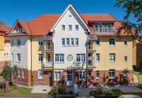 Mehrfamilienhaus mit Tondacchziegel Tradition von Jacobi in rotbraun, im Fokus hier die gesamt Objektansicht