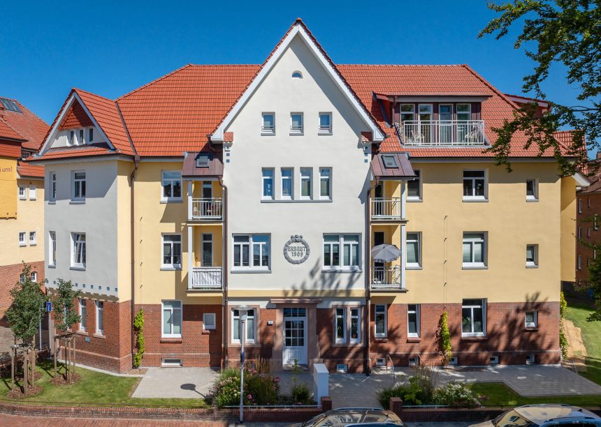 Mehrfamilienhaus mit Tondacchziegel Tradition von Jacobi in rotbraun, im Fokus hier die gesamt Objektansicht