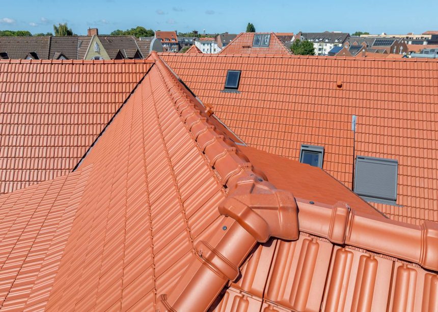 Mehrfamilienhaus mit Tondacchziegel Tradition von Jacobi in rotbraun, im Fokus hier die Walmkappe zur Firstreihe Tradition