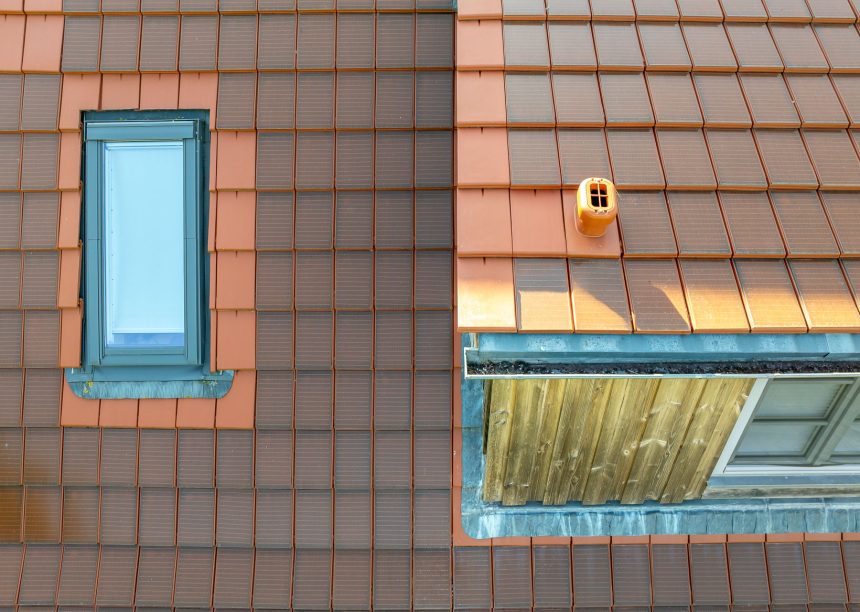 Traumhaftes Einfamilienhaus mit Klinkerfassade, Holzelementen und stilvollem Dach mit Solarziegel Stylist-PV in rotbraun mit Details von der Gaube