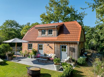 Traumhaftes Einfamilienhaus mit Klinkerfassade, Holzelementen und stilvollem Dach mit Solarziegel Stylist-PV in rotbraun