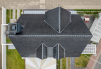 Solarziegel Stylist von Jacobi kombiniert mit Dachziegel Stylist auf Norddeutschem Haus mit Gastrobetrieb in der Vogelperspektive fotografiert