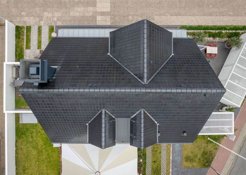 Solarziegel Stylist von Jacobi kombiniert mit Dachziegel Stylist auf Norddeutschem Haus mit Gastrobetrieb in der Vogelperspektive fotografiert