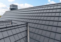 Solarziegel Stylist von Jacobi kombiniert mit Dachziegel Stylist auf Norddeutschem Haus mit Gastrobetrieb mit Details vom Dach