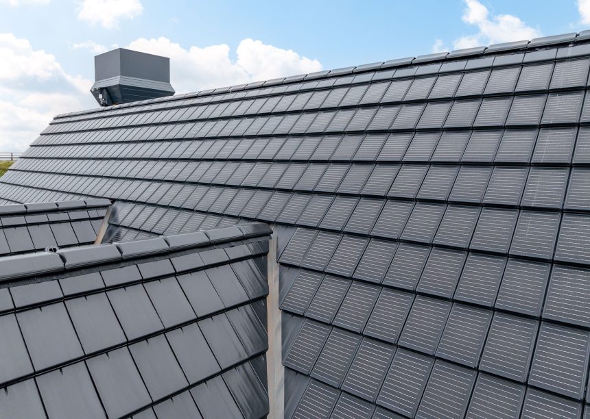 Solarziegel Stylist von Jacobi kombiniert mit Dachziegel Stylist auf Norddeutschem Haus mit Gastrobetrieb mit Details vom Dach