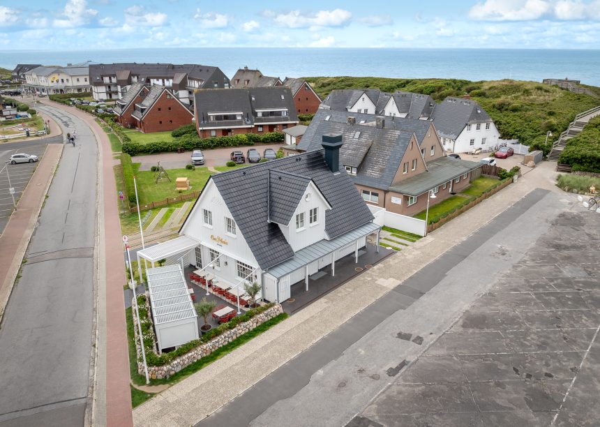 Solarziegel Stylist von Jacobi kombiniert mit Dachziegel Stylist auf Norddeutschem Haus mit Gastrobetrieb in der Gesamtansicht