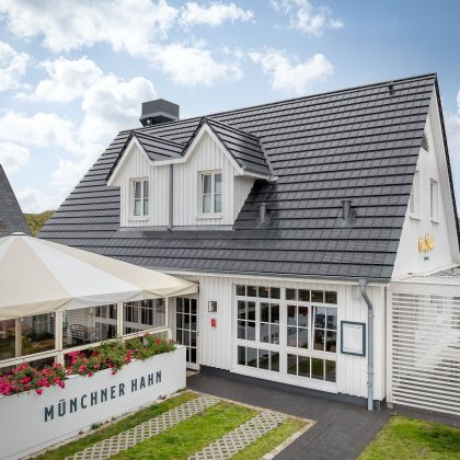 Solarziegel Stylist von Jacobi kombiniert mit Dachziegel Stylist auf Norddeutschem Haus in der Gesamtansicht