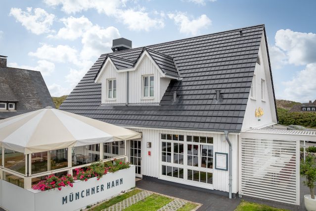 Solarziegel Stylist von Jacobi kombiniert mit Dachziegel Stylist auf Norddeutschem Haus in der Gesamtansicht
