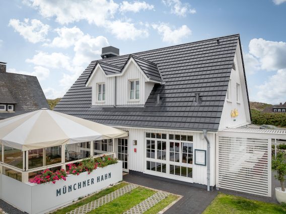 Solarziegel Stylist von Jacobi kombiniert mit Dachziegel Stylist auf Norddeutschem Haus in der Gesamtansicht