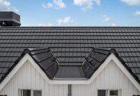 Solarziegel Stylist von Jacobi kombiniert mit Dachziegel Stylist auf Norddeutschem Haus, im Bildfokus die Satteldachgauben