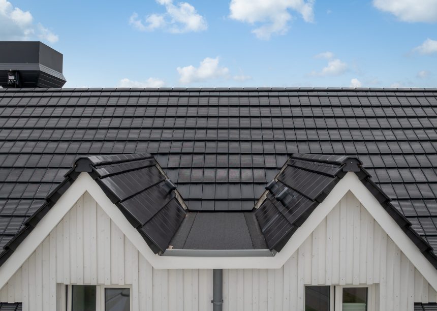 Solarziegel Stylist von Jacobi kombiniert mit Dachziegel Stylist auf Norddeutschem Haus, im Bildfokus die Satteldachgauben