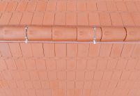 Naturrote Biber 18x38 im Korbbogenschnitt auf Brennerei Federow in Kargow, îm Bild die Firstreihe Trockenfirst Konisch