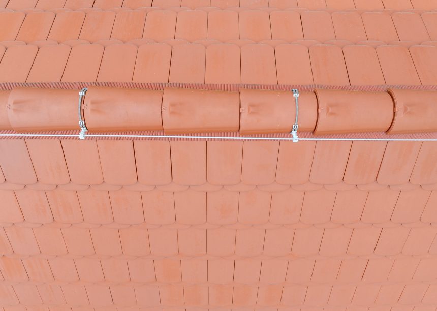 Naturrote Biber 18x38 im Korbbogenschnitt auf Brennerei Federow in Kargow, îm Bild die Firstreihe Trockenfirst Konisch