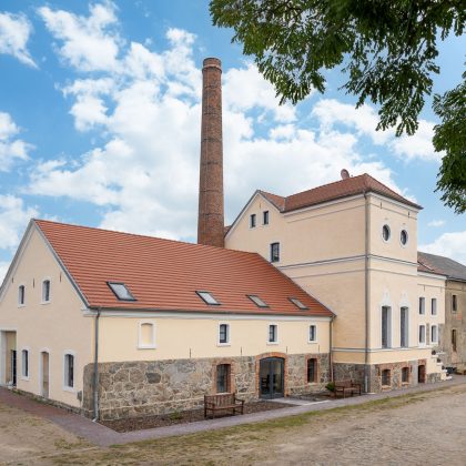 Naturrote Biber 18x38 im Korbbogenschnitt auf Brennerei Federow in Kargow, hier in der Gesamtansicht