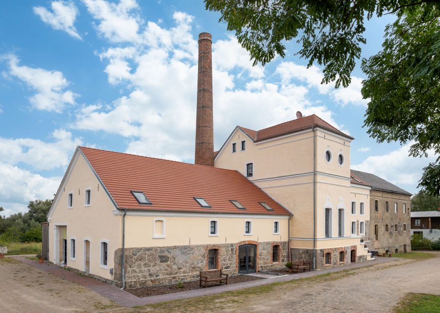 Naturrote Biber 18x38 im Korbbogenschnitt auf Brennerei Federow in Kargow, hier in der Gesamtansicht