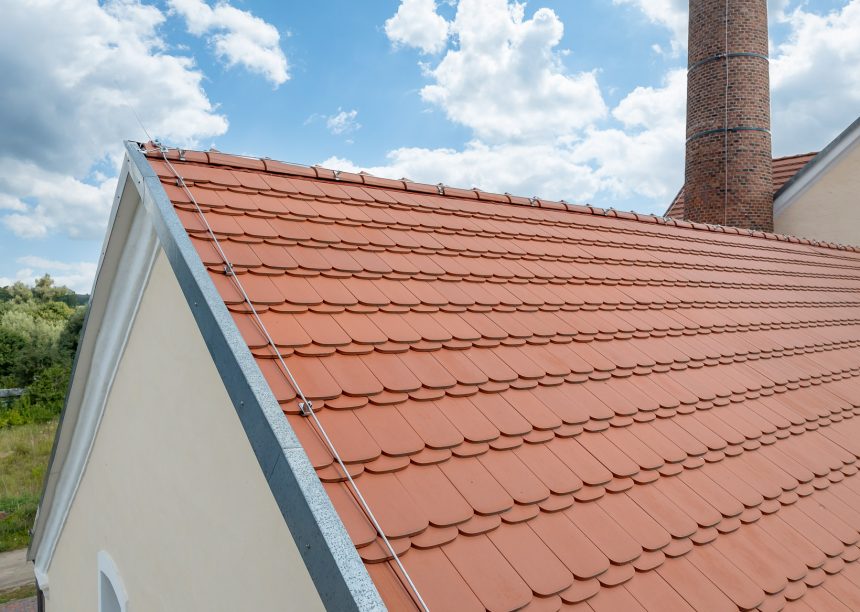 Naturrote Biber 18x38 im Korbbogenschnitt auf Brennerei Federow in Kargow, hier mit Fokus auf das Deckbild der Kroneneindeckung und den Giebel