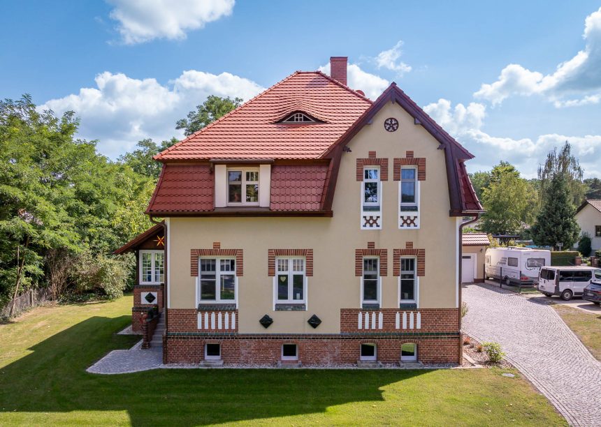 NOrdansicht mit schöner historischer Fassade von Jacobi Referenz mit edelmarone Biber im Rundschnitt