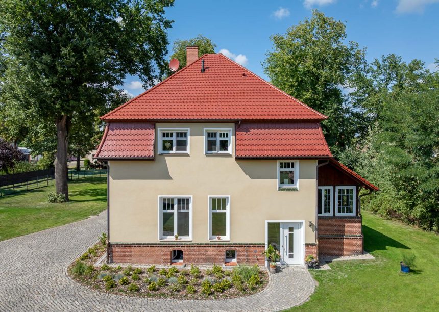 Südansicht mit Eingang von Jacobi Referenz mit edelmarone Biber im Rundschnitt