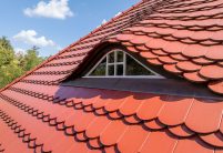 Fledermausgaube von Biberdach in edelmarone im Rundschnitt von Jacobi Dachziegel Referenz