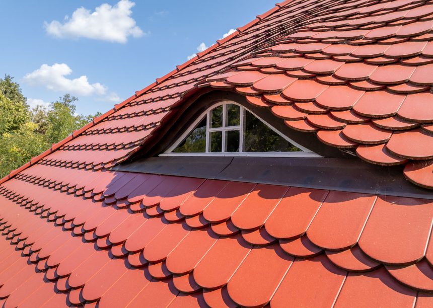 Fledermausgaube von Biberdach in edelmarone im Rundschnitt von Jacobi Dachziegel Referenz