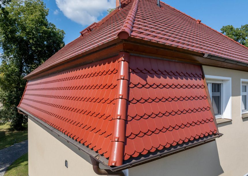 Fußwalm von Biberdach in edelmarone im Rundschnitt von Jacobi Dachziegel Referenz