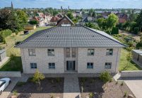 Dachziegel mit J11v in altschwarz auf Walmdach - Referenz von Jacobi - in der Gesamtansicht