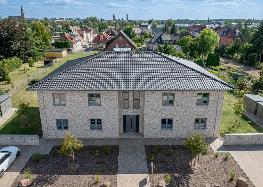 Dachziegel mit J11v in altschwarz auf Walmdach - Referenz von Jacobi - in der Gesamtansicht